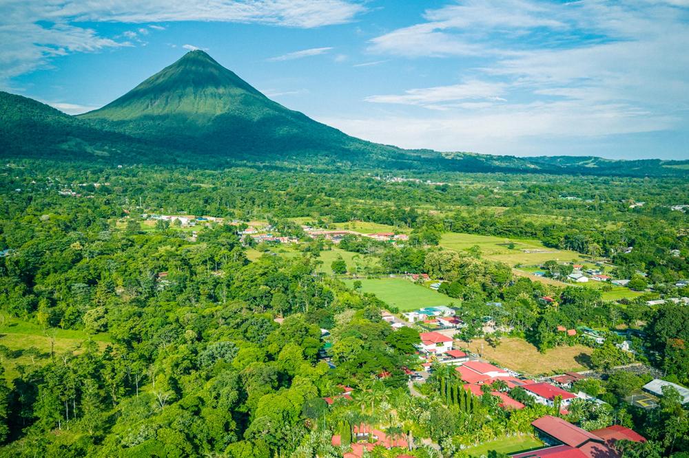 Casa del Río, La Fortuna, con el Volcán Arenal detrás