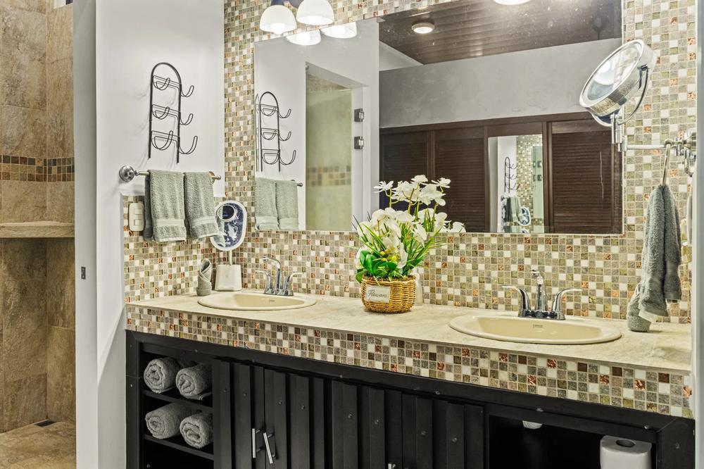 Primary bathroom, El Genio Estate
