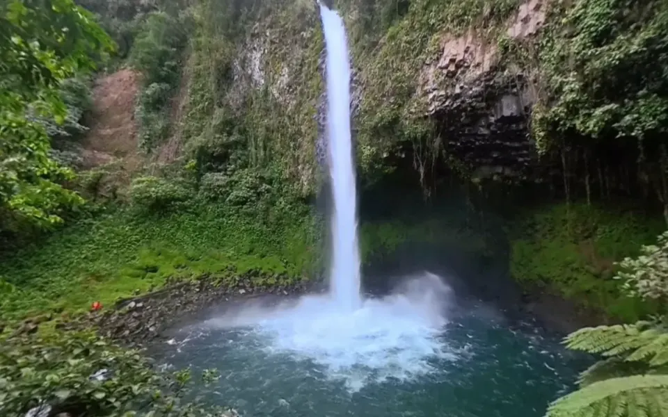 Fotograma de nuestro video 360° de la Catarata La Fortuna